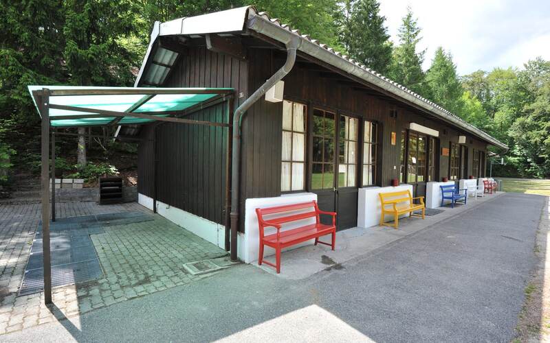 La salle des fêtes « Les Cytises » et sa terrasse, un jour d'été